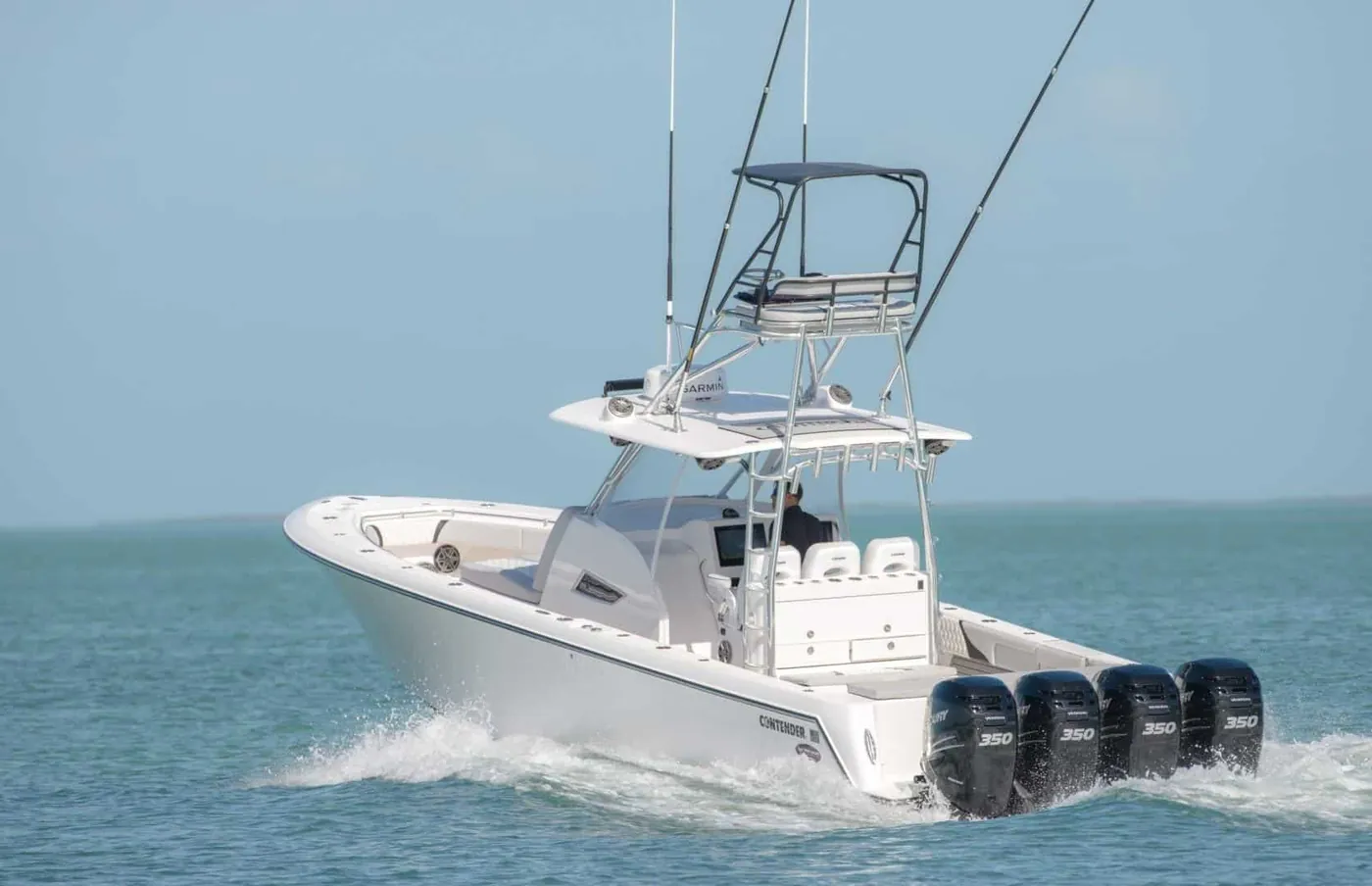 Bateau sport Contender 39 filant sur une eau turquoise